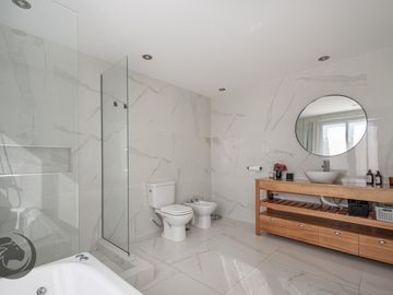 Casa en Venta 6 ambientes, 5 dormitorios, 2 plantas, Lagos De Canning. Muy luminosa, 1 año.