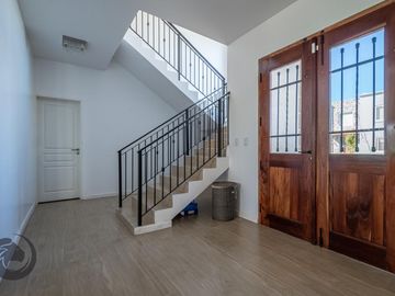 Casa en Venta 6 ambientes, 5 dormitorios, 2 plantas, Lagos De Canning. Muy luminosa, 1 año.