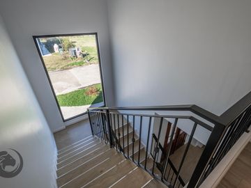 Casa en Venta 6 ambientes, 5 dormitorios, 2 plantas, Lagos De Canning. Muy luminosa, 1 año.