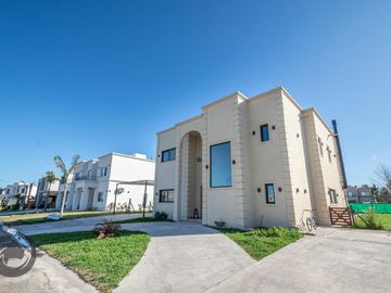 Casa en Venta 6 ambientes, 5 dormitorios, 2 plantas, Lagos De Canning. Muy luminosa, 1 año.