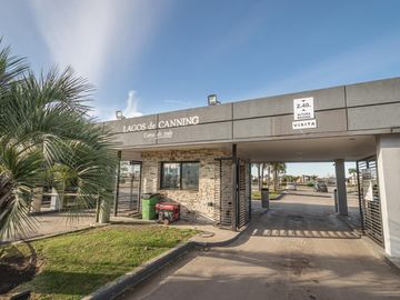 Casa en Venta 6 ambientes, 5 dormitorios, 2 plantas, Lagos De Canning. Muy luminosa, 1 año.