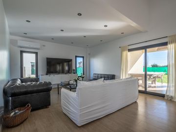 Casa en Venta 6 ambientes, 5 dormitorios, 2 plantas, Lagos De Canning. Muy luminosa, 1 año.