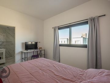 Casa en Venta 6 ambientes, 5 dormitorios, 2 plantas, Lagos De Canning. Muy luminosa, 1 año.