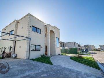 Casa en Venta 6 ambientes, 5 dormitorios, 2 plantas, Lagos De Canning. Muy luminosa, 1 año.