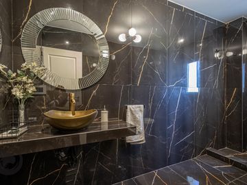 Casa en Venta 6 ambientes, 5 dormitorios, 2 plantas, Lagos De Canning. Muy luminosa, 1 año.
