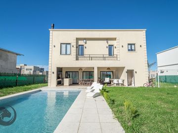 Casa en Venta 6 ambientes, 5 dormitorios, 2 plantas, Lagos De Canning. Muy luminosa, 1 año.