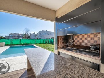 Casa en Venta 6 ambientes, 5 dormitorios, 2 plantas, Lagos De Canning. Muy luminosa, 1 año.