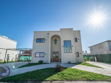 Casa en Venta 6 ambientes, 5 dormitorios, 2 plantas, Lagos De Canning. Muy luminosa, 1 año.