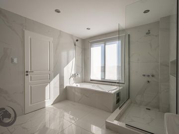 Casa en Venta 6 ambientes, 5 dormitorios, 2 plantas, Lagos De Canning. Muy luminosa, 1 año.