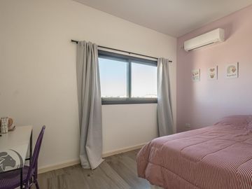 Casa en Venta 6 ambientes, 5 dormitorios, 2 plantas, Lagos De Canning. Muy luminosa, 1 año.