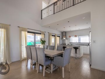 Casa en Venta 6 ambientes, 5 dormitorios, 2 plantas, Lagos De Canning. Muy luminosa, 1 año.