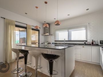 Casa en Venta 6 ambientes, 5 dormitorios, 2 plantas, Lagos De Canning. Muy luminosa, 1 año.