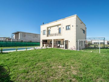 Casa en Venta 6 ambientes, 5 dormitorios, 2 plantas, Lagos De Canning. Muy luminosa, 1 año.