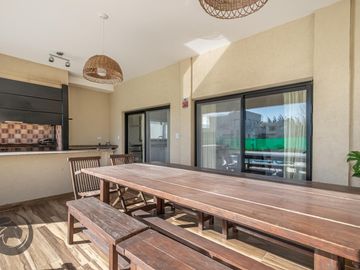 Casa en Venta 6 ambientes, 5 dormitorios, 2 plantas, Lagos De Canning. Muy luminosa, 1 año.