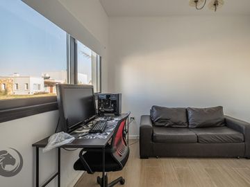 Casa en Venta 6 ambientes, 5 dormitorios, 2 plantas, Lagos De Canning. Muy luminosa, 1 año.