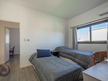 Casa en Venta 6 ambientes, 5 dormitorios, 2 plantas, Lagos De Canning. Muy luminosa, 1 año.