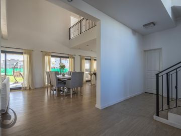 Casa en Venta 6 ambientes, 5 dormitorios, 2 plantas, Lagos De Canning. Muy luminosa, 1 año.