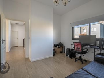 Casa en Venta 6 ambientes, 5 dormitorios, 2 plantas, Lagos De Canning. Muy luminosa, 1 año.