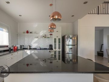 Casa en Venta 6 ambientes, 5 dormitorios, 2 plantas, Lagos De Canning. Muy luminosa, 1 año.