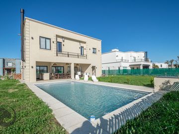 Casa en Venta 6 ambientes, 5 dormitorios, 2 plantas, Lagos De Canning. Muy luminosa, 1 año.