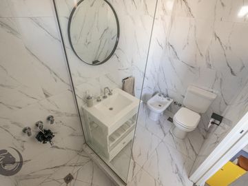 Casa en Venta 6 ambientes, 5 dormitorios, 2 plantas, Lagos De Canning. Muy luminosa, 1 año.