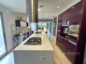 CASA EN VENTA EN BARRIO PRIVADO SEPTIEMBRE