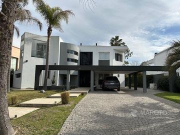 CASA EN VENTA EN BARRIO PRIVADO SEPTIEMBRE