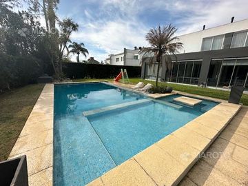 CASA EN VENTA EN BARRIO PRIVADO SEPTIEMBRE