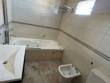 Departamento  de categoría en venta de 4 ambientes con cochera y baulera - Wilde