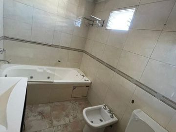 Departamento  de categoría en venta de 4 ambientes con cochera y baulera - Wilde