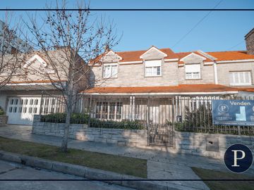 Chalet de estilo de barrio Stella Maris