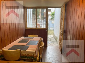 Venta interesante y solida casa para actualizar en La Lucila , vias a Libertador.