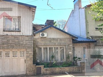 Venta interesante y solida casa para actualizar en La Lucila , vias a Libertador.