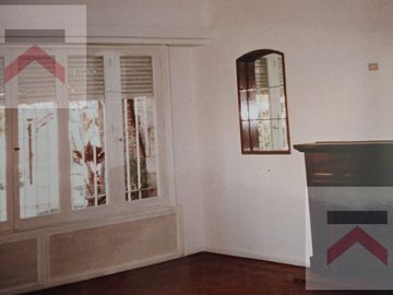 Venta interesante y solida casa para actualizar en La Lucila , vias a Libertador.