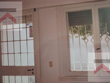 Venta interesante y solida casa para actualizar en La Lucila , vias a Libertador.