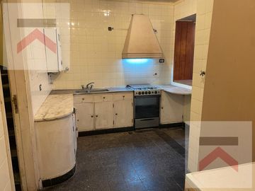 Venta interesante y solida casa para actualizar en La Lucila , vias a Libertador.