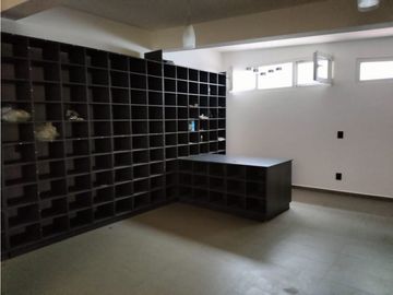 REESTRENA CÓMODA CASA EN SATELITE DE UN PISO EN CALLE CERRADA
