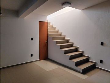 REESTRENA CÓMODA CASA EN SATELITE DE UN PISO EN CALLE CERRADA