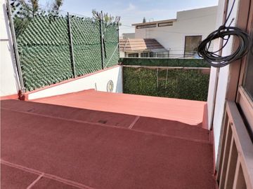 REESTRENA CÓMODA CASA EN SATELITE DE UN PISO EN CALLE CERRADA