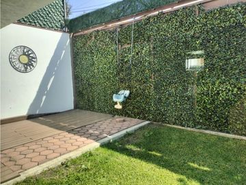 REESTRENA CÓMODA CASA EN SATELITE DE UN PISO EN CALLE CERRADA