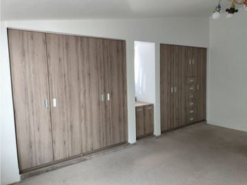 REESTRENA CÓMODA CASA EN SATELITE DE UN PISO EN CALLE CERRADA