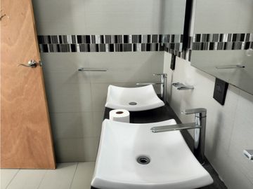 REESTRENA CÓMODA CASA EN SATELITE DE UN PISO EN CALLE CERRADA