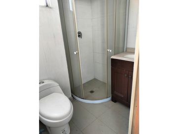 REESTRENA CÓMODA CASA EN SATELITE DE UN PISO EN CALLE CERRADA