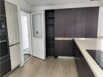 REESTRENA CÓMODA CASA EN SATELITE DE UN PISO EN CALLE CERRADA