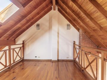 VENTA CASA 240 M2 COCHERA QUINCHO VALENTIN ALSINA LANUS