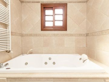 VENTA CASA 240 M2 COCHERA QUINCHO VALENTIN ALSINA LANUS