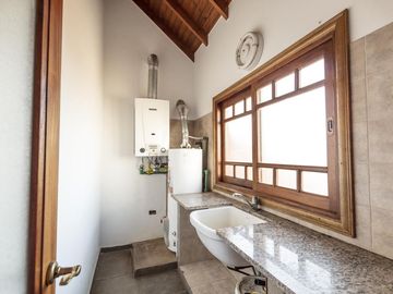 VENTA CASA 240 M2 COCHERA QUINCHO VALENTIN ALSINA LANUS