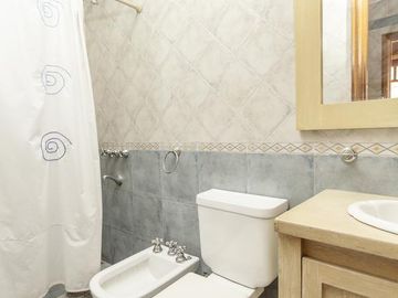VENTA CASA 240 M2 COCHERA QUINCHO VALENTIN ALSINA LANUS