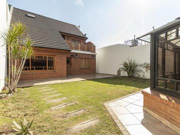 VENTA CASA 240 M2 COCHERA QUINCHO VALENTIN ALSINA LANUS
