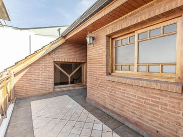 VENTA CASA 240 M2 COCHERA QUINCHO VALENTIN ALSINA LANUS